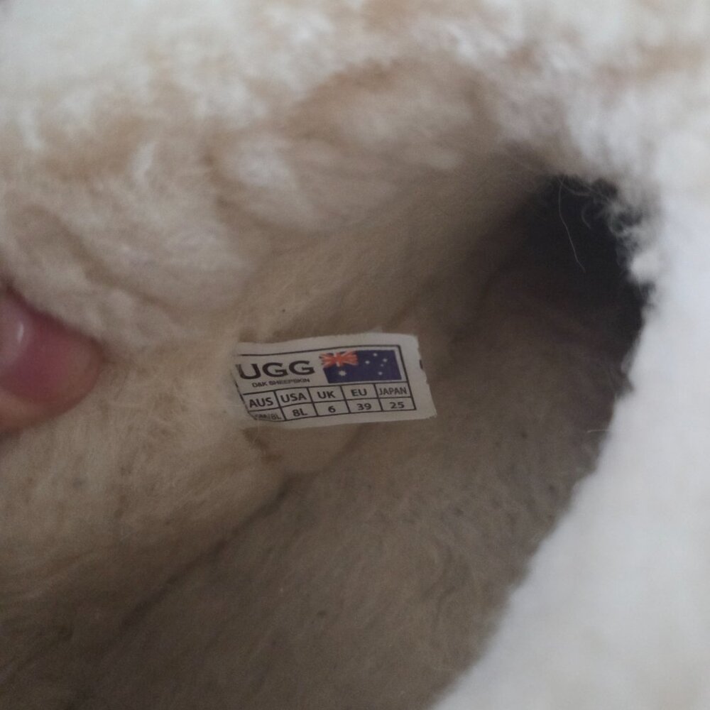 UGG - Picture 6 of 9